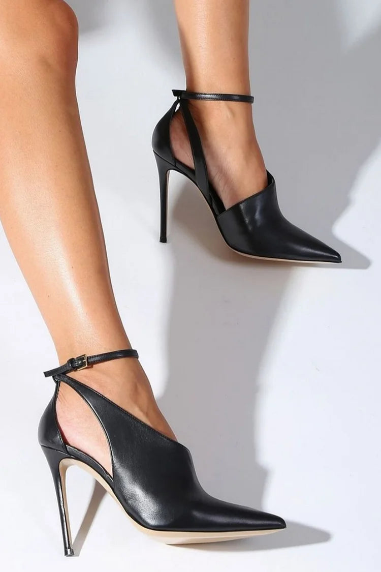 talons stiletto noirs à bride cheville, boucle, découpes et bout effilé.