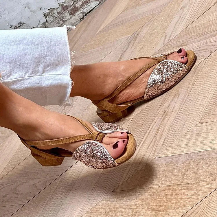 sandales à petit talon marron, bout ouvert et patchwork pailleté.
