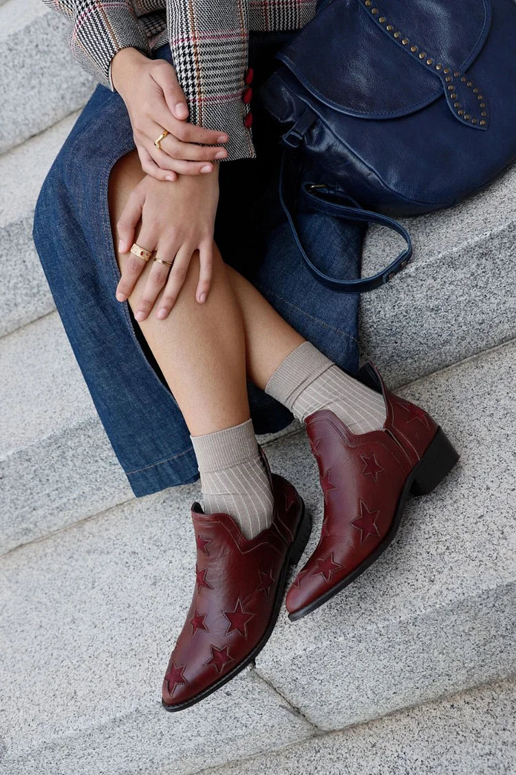 Madeleine | Bottines Bordeaux Pointues à Étoiles et Talon Épais