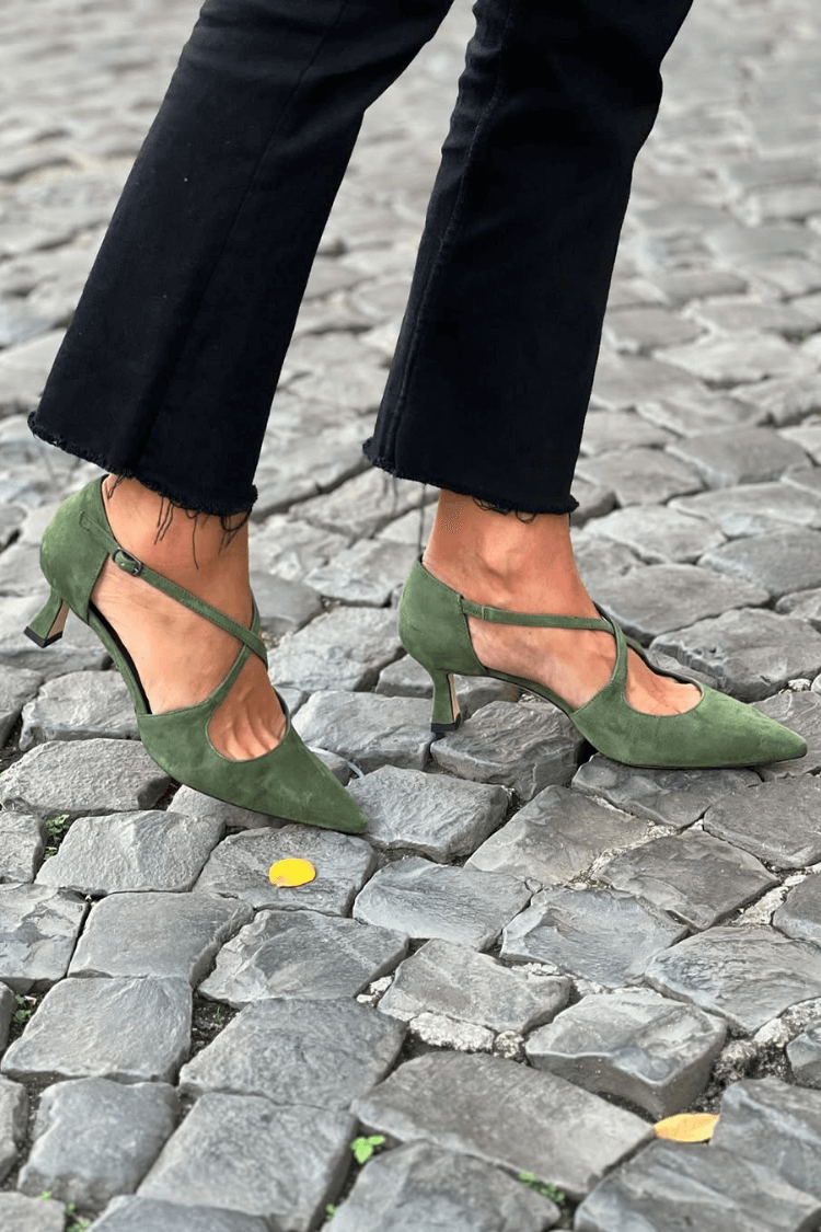 Talons kitten pointus en suédine Vert à brides croisées