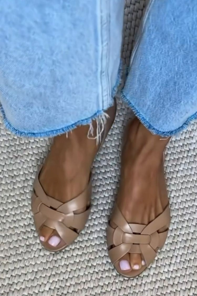 chaussures plates à bout ouvert et talon fermé en simili cuir tressé croisé.