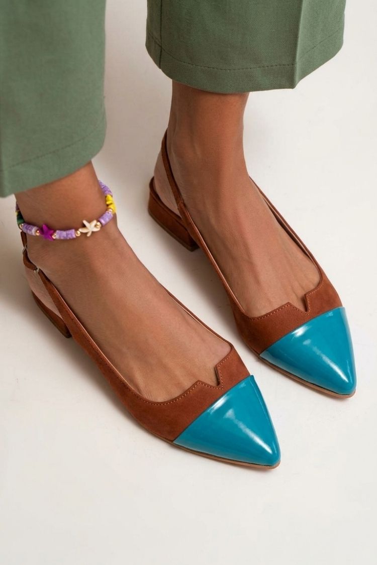 chaussures plates color block à bout effilé, slingback et boucle à découpes.