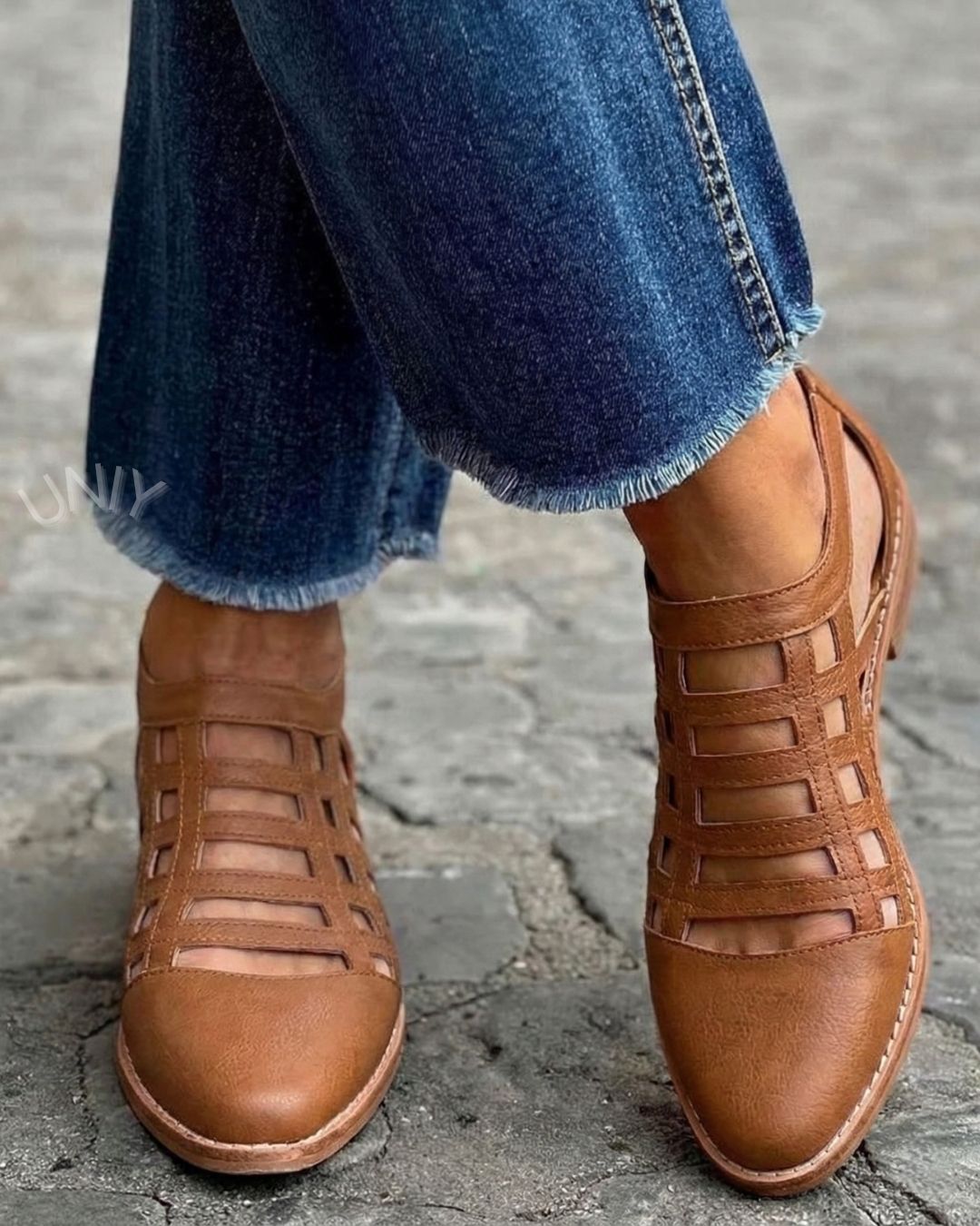 mocassins marron tressés à bout effilé et semelle plate.