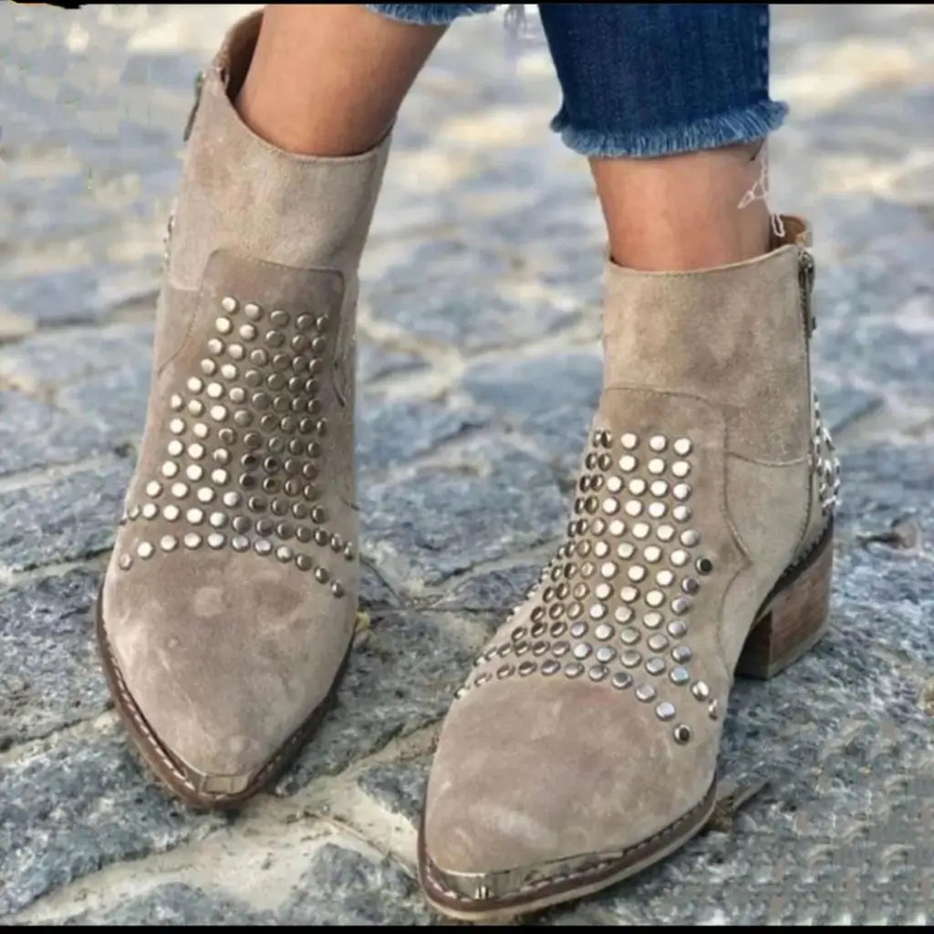 bottes à talon large en daim cloutées à bout effilé.