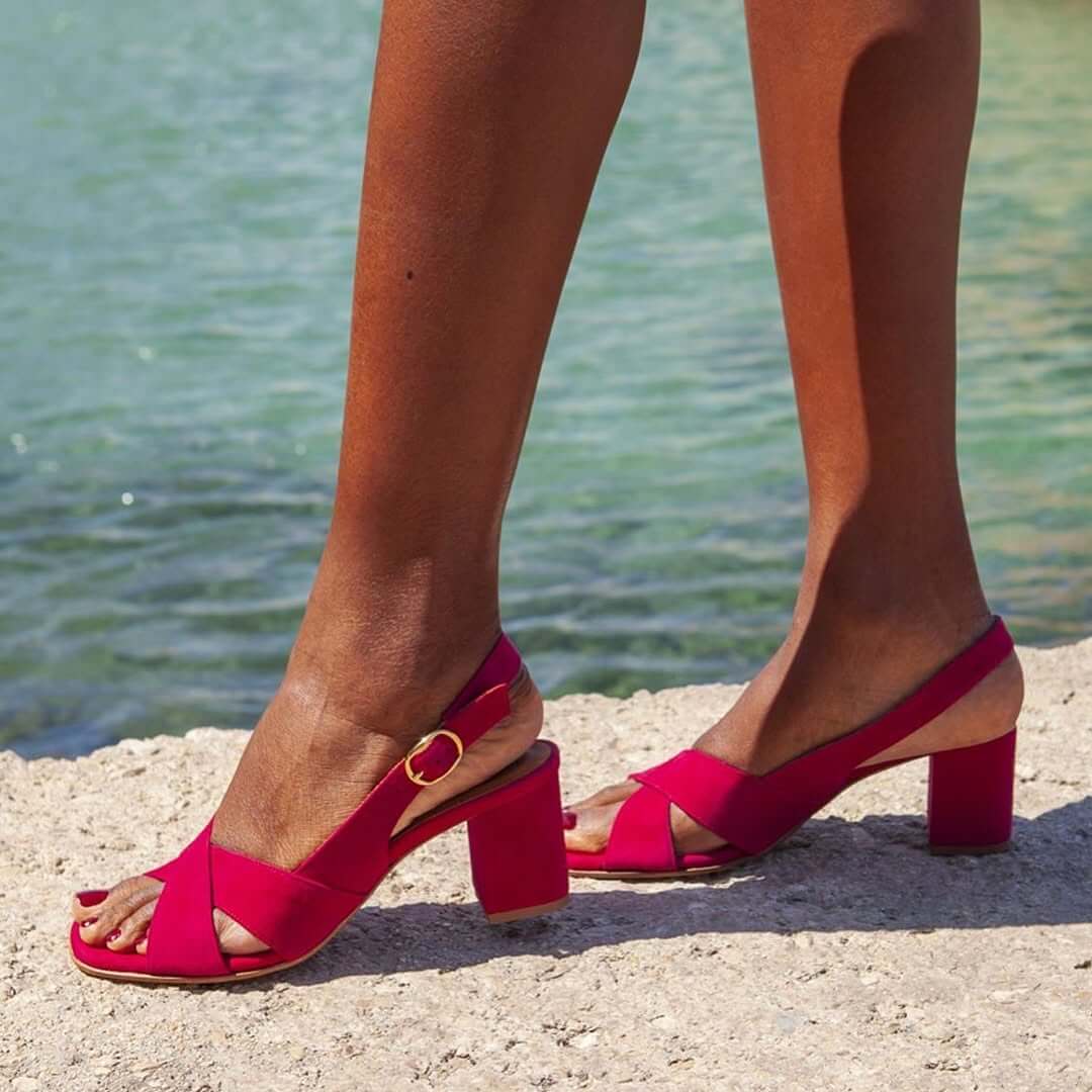 sandales à talon large en suédine, slingback et bride croisée.
