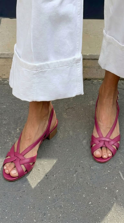 sandales nude en cuir slingback à bride croisée et talon bas.