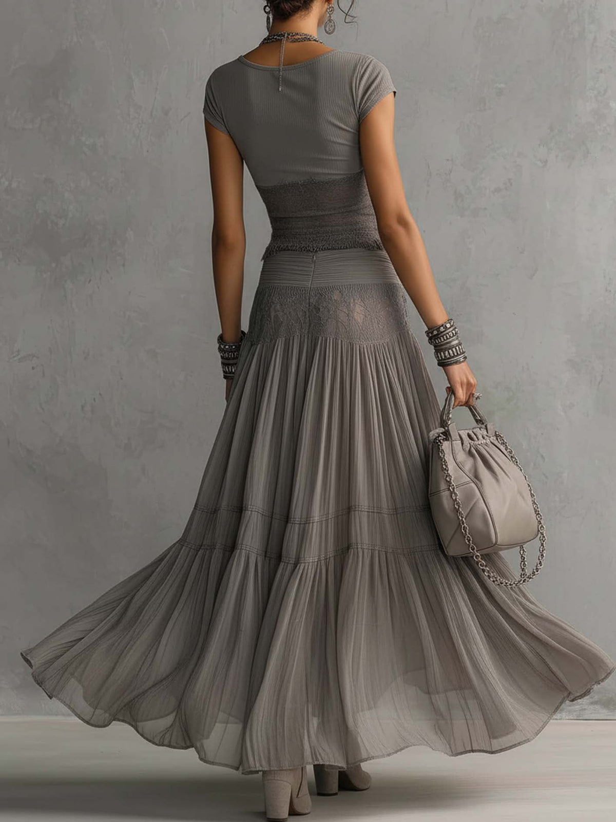 Ensemble Gris avec Top en Dentelle Semi-Transparente et Jupe Maxi Plissée