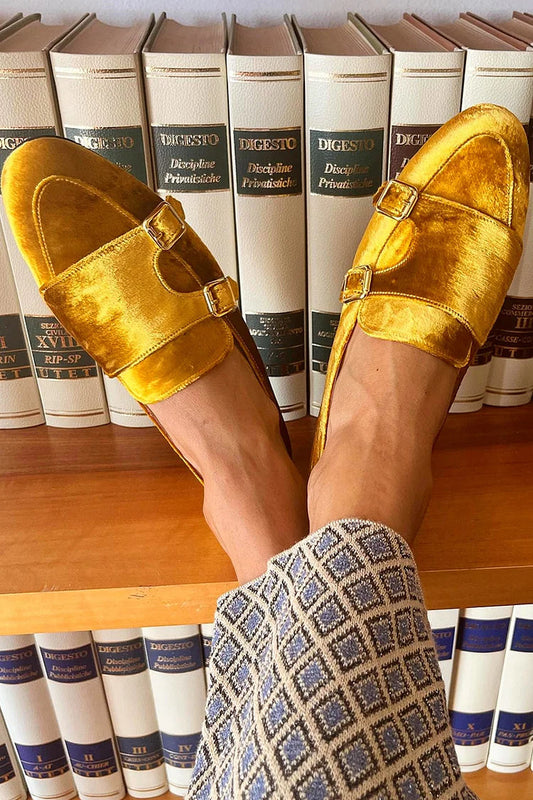 mocassins slip-on jaunes en suédine avec brides, boucles et ornements.