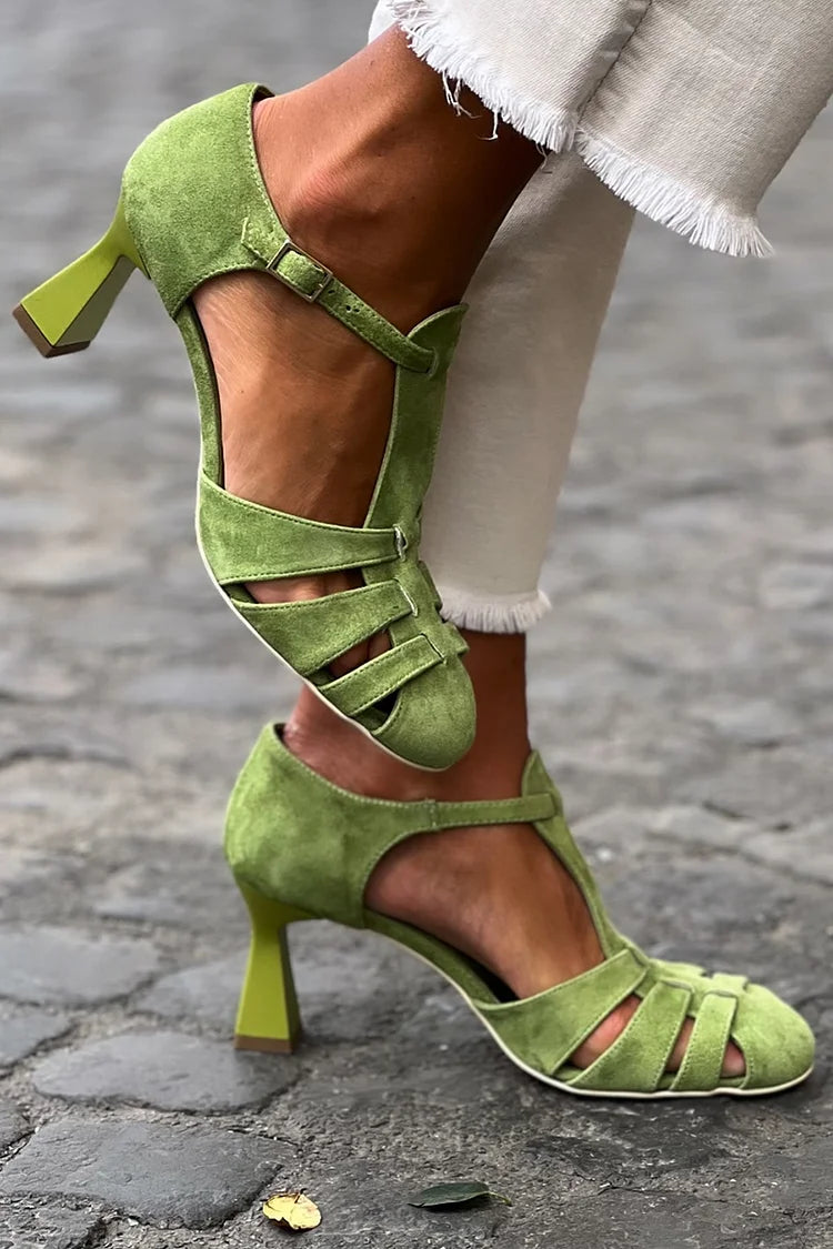 sandales vertes à talon et brides au crochet ajourées, bout fermé.