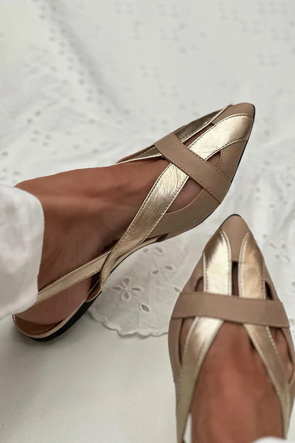 chaussures plates or slingback à découpes et bout effilé.