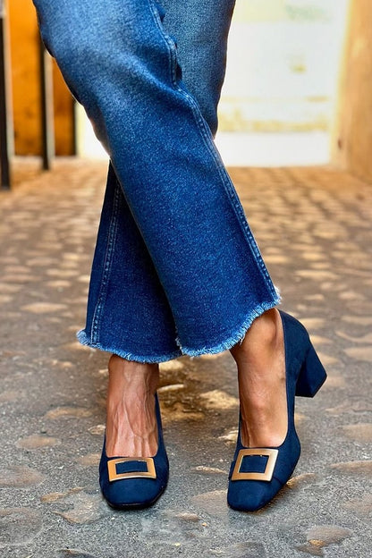 talons larges bleu marine à bout carré avec ornements métalliques patchwork.