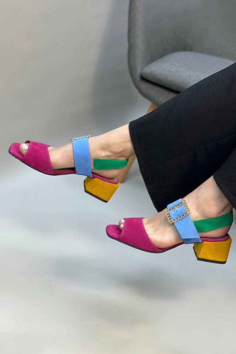 Chaussures à Talon Épais Fuchsia à Bout Carré, Boucle et Bride Multicolore sur le Cou-de-Pied.