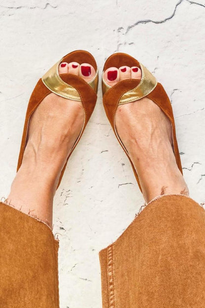 Sandales Casual Marron Color Block à Brides Croisées et Bout Ouvert.