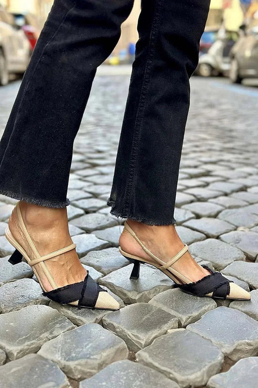 sandales à talon beige slingback à bout effilé color block et bords francs.