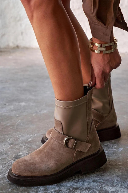 Clarisse | Bottines Taupe en Suédine Bout Rond à Brides Patchwork