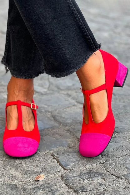 talons larges rouges à bout rond, bride en T, boucle et patchwork.
