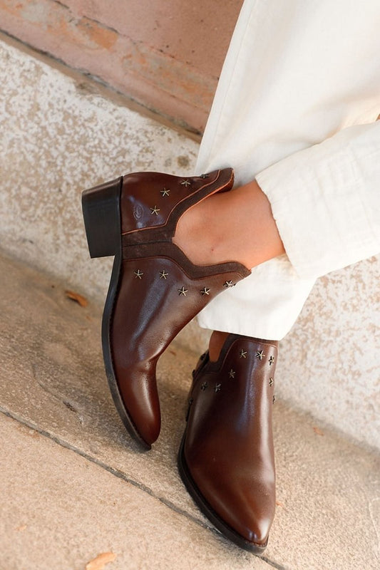 Eugénie | Bottines Marron Foncé Pointues à Rivets Métalliques