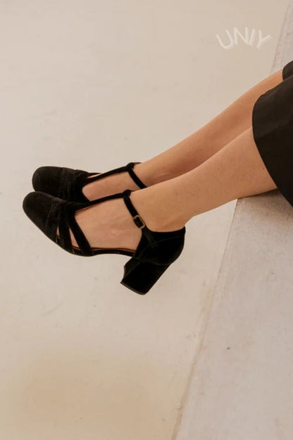 talons larges en velours à bride en T ajourée et boucle.