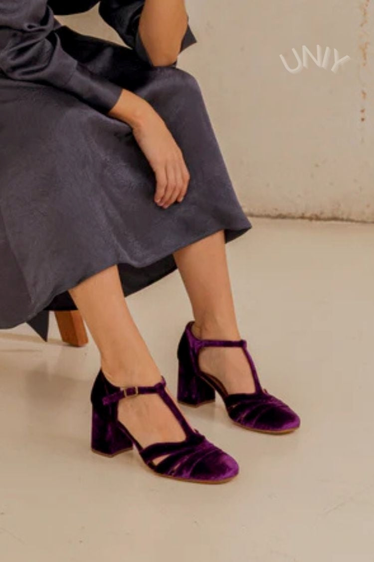 Talons larges à découpes en velours avec boucle et bride en T