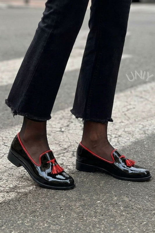 Brigitte | Mocassins Vernis Noirs à Passepoil Rouge et Pampilles