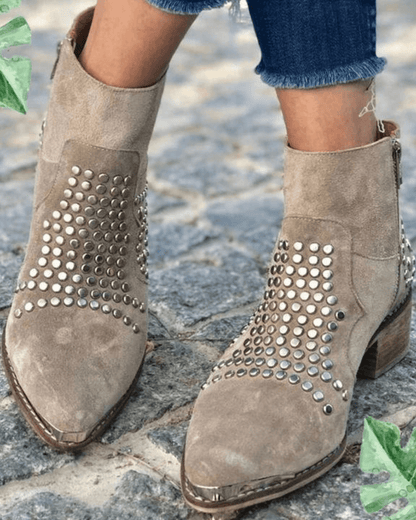 bottes à talon large en daim cloutées à bout effilé.