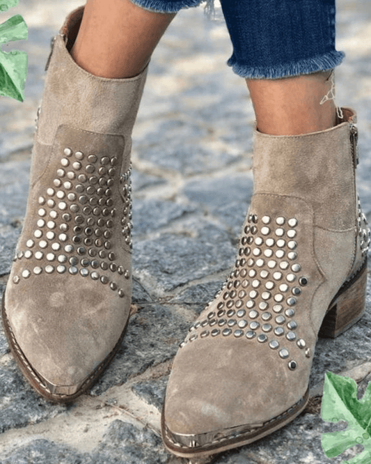 bottes à talon large en daim cloutées à bout effilé.