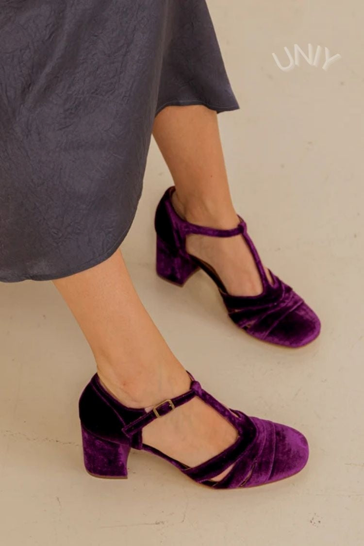 Talons larges à découpes en velours avec boucle et bride en T