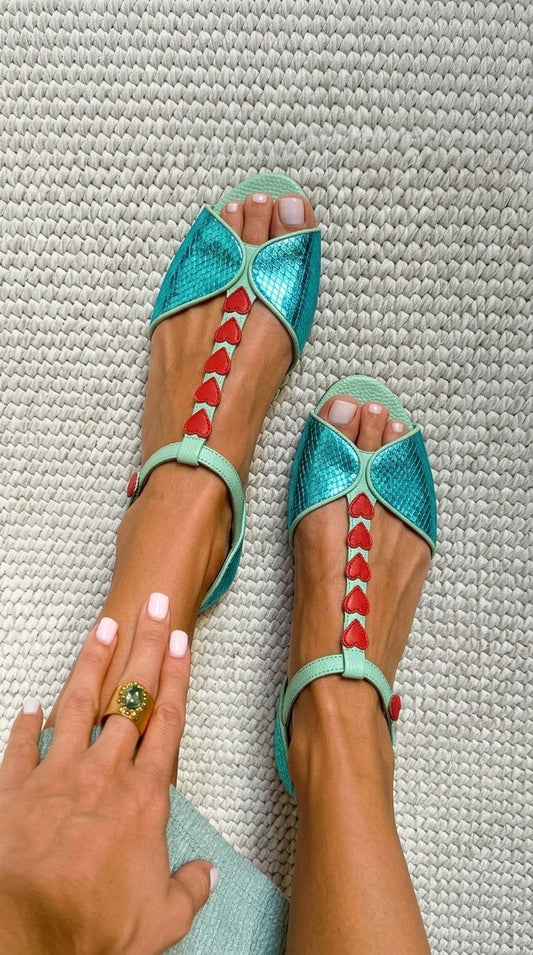 Sandales plates peep toe Pétrole et Rouge avec bride en T et cœur