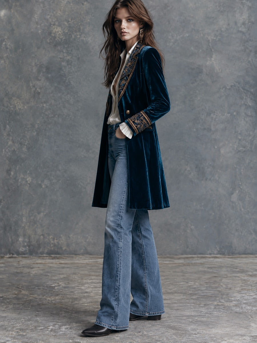 Théodora | Blazer Mi-Long en Velours Bleu Profond Brodé d’Or