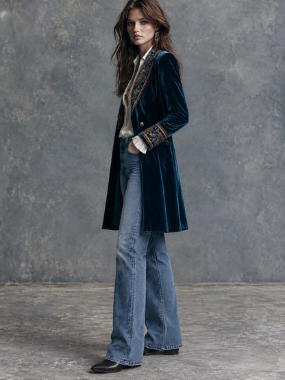 Théodora | Blazer Mi-Long en Velours Bleu Profond Brodé d’Or