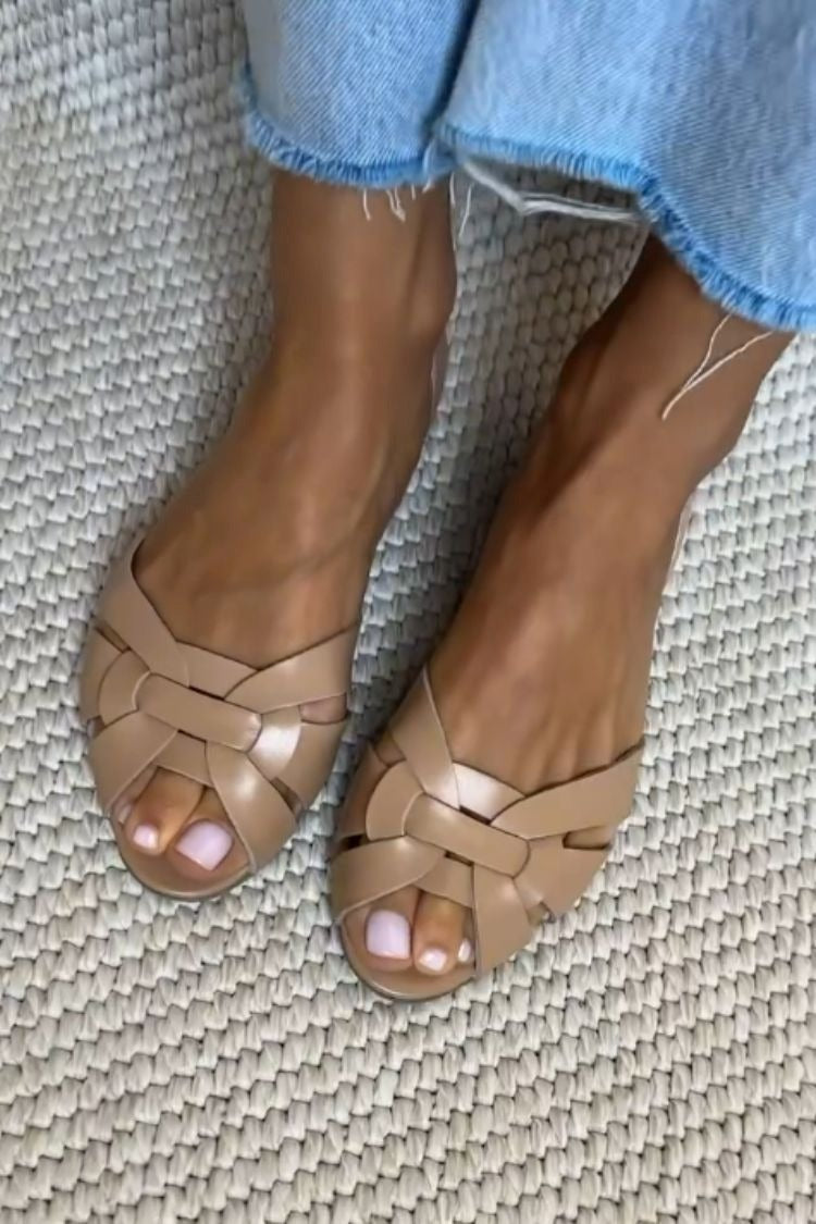 chaussures plates à bout ouvert et talon fermé en simili cuir tressé croisé.