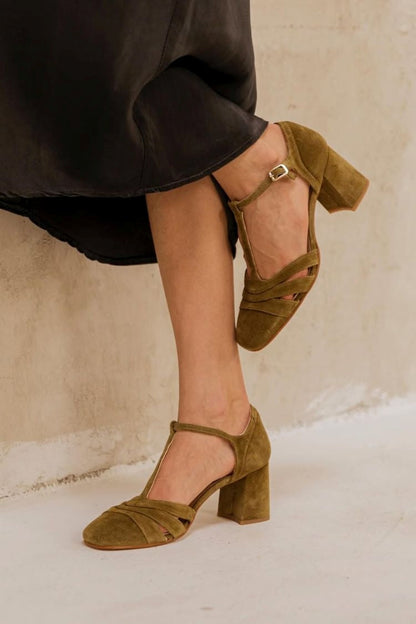 Talons larges à découpes en velours avec boucle et bride en T