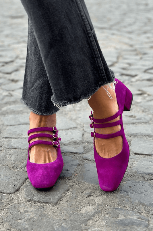 sandales violettes bicolores à brides multiples, boucle, bout carré et talon large.