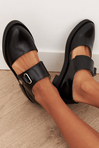 chaussures plates slingback unies à découpes et bout rond.