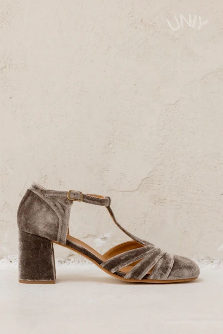 Talons larges à découpes en velours avec boucle et bride en T