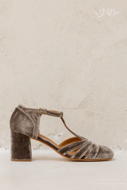 Talons larges à découpes en velours avec boucle et bride en T