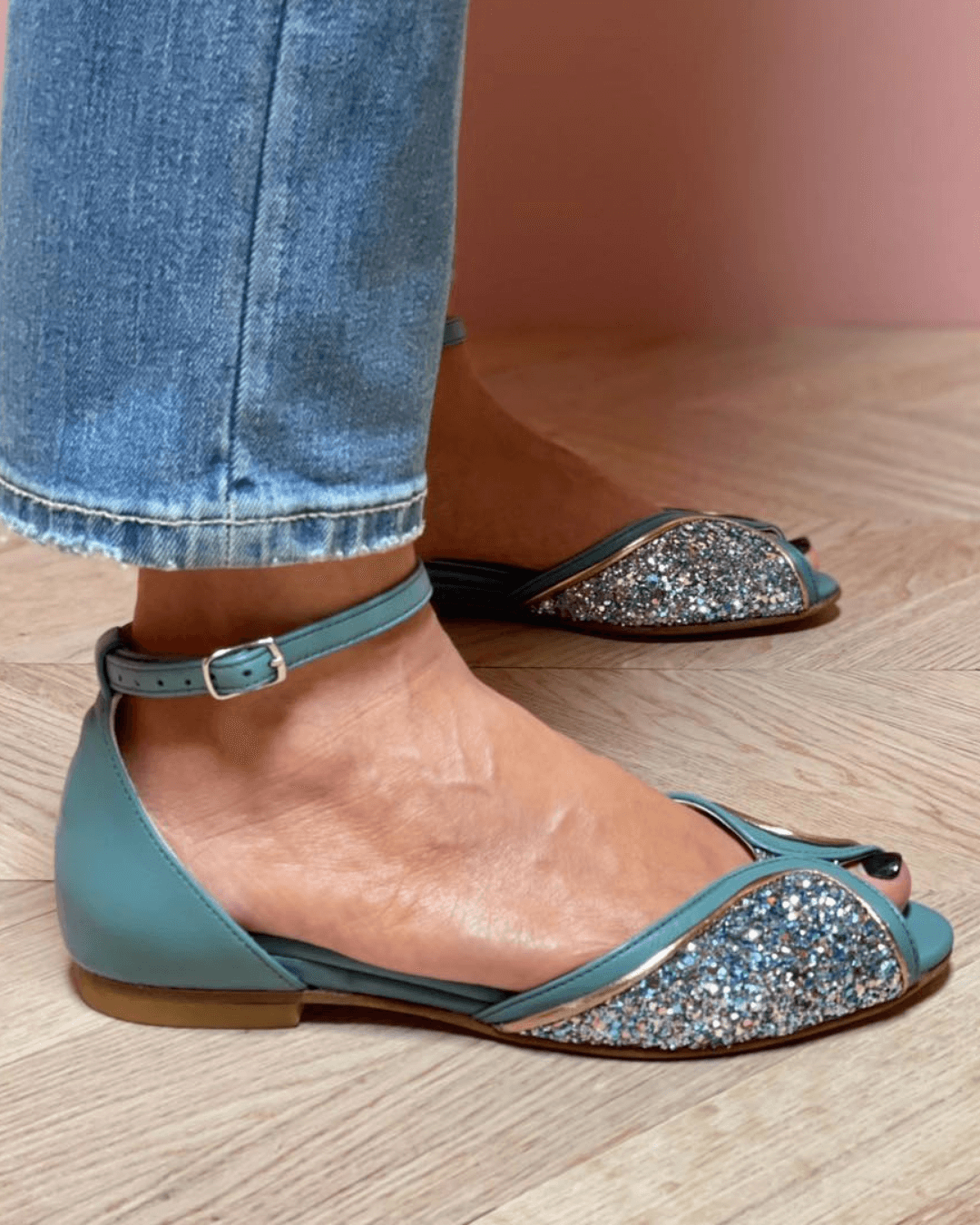 Sandales peep toe pailletées patchwork avec bride cheville et boucle