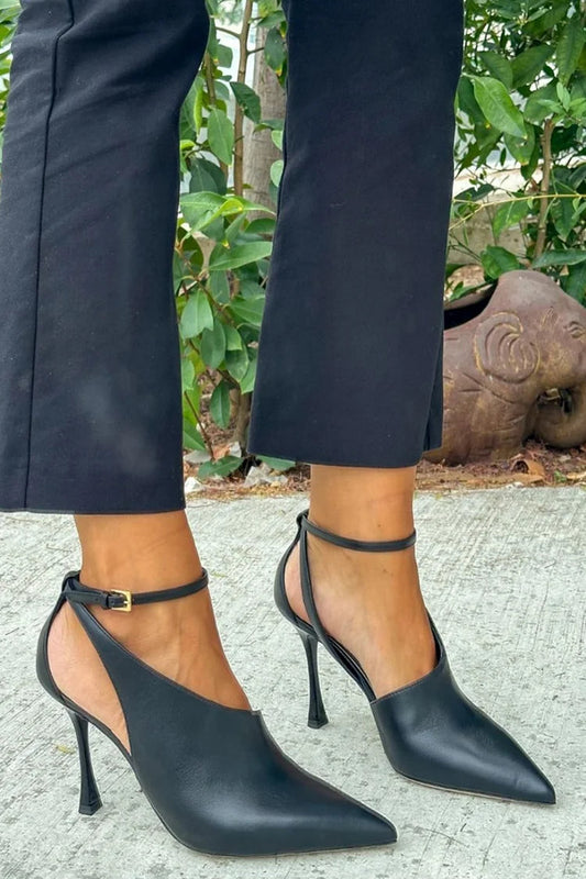 talons stiletto noirs à bride cheville, boucle, découpes et bout effilé.