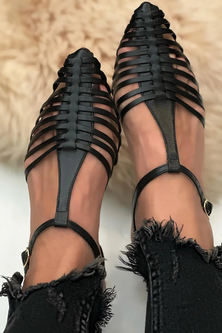 sandales noires décontractées à bride en T, découpes et bout effilé.