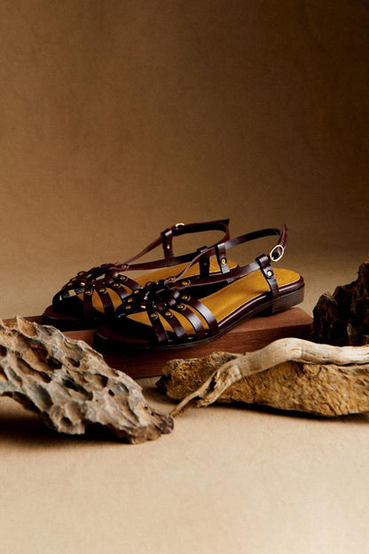 Sandales peep toe à découpes Marron Foncé avec clous métalliques