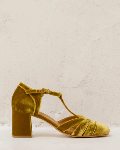 talons larges en velours à bride en T ajourée et boucle.