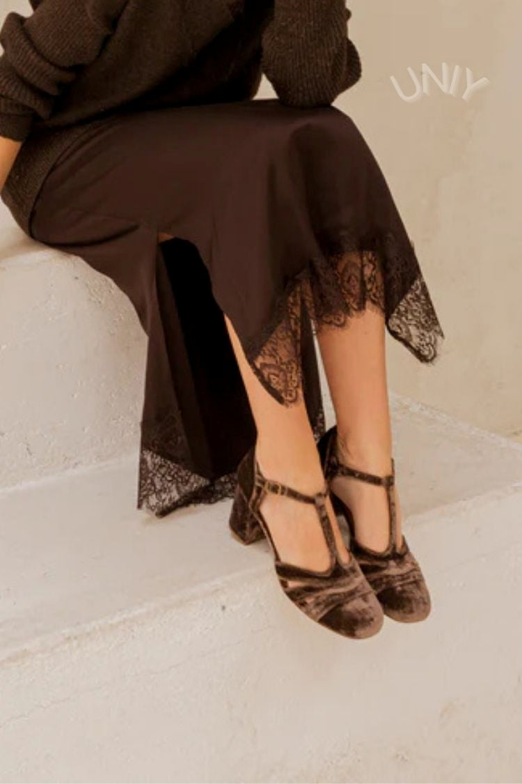 talons larges en velours à bride en T ajourée et boucle.
