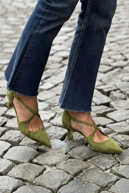 talons bas kaki à bride croisée et boucle, bout effilé.