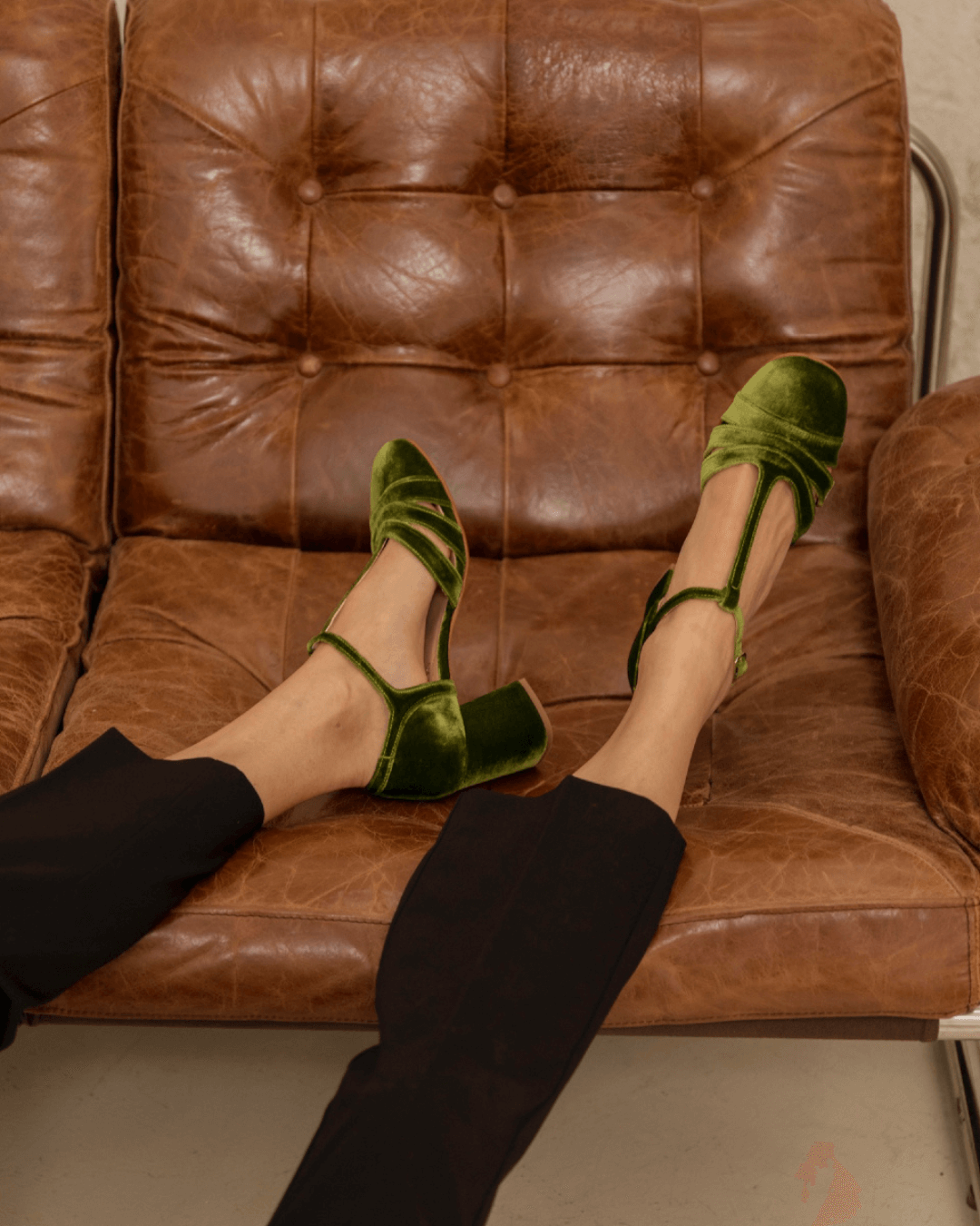 Talons larges à découpes en velours avec boucle et bride en T