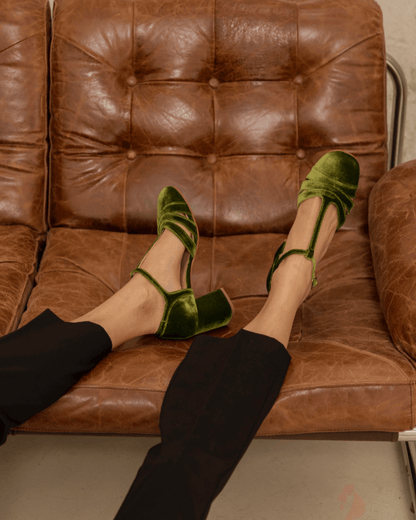 Talons larges à découpes en velours avec boucle et bride en T