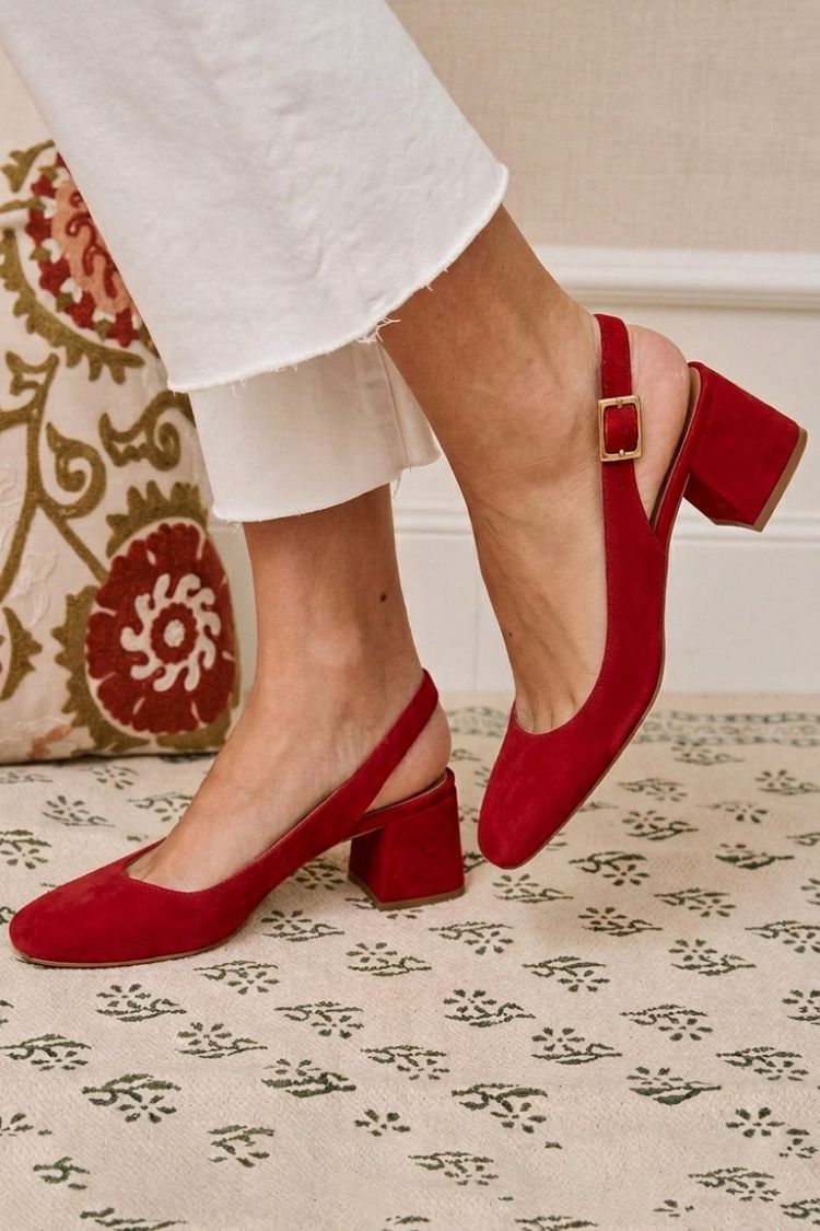 talons larges kaki slingback à boucle et bout carré.