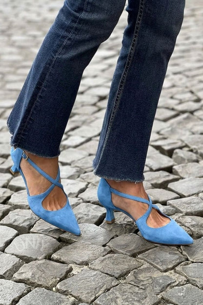 talons bas kaki à bride croisée et boucle, bout effilé.