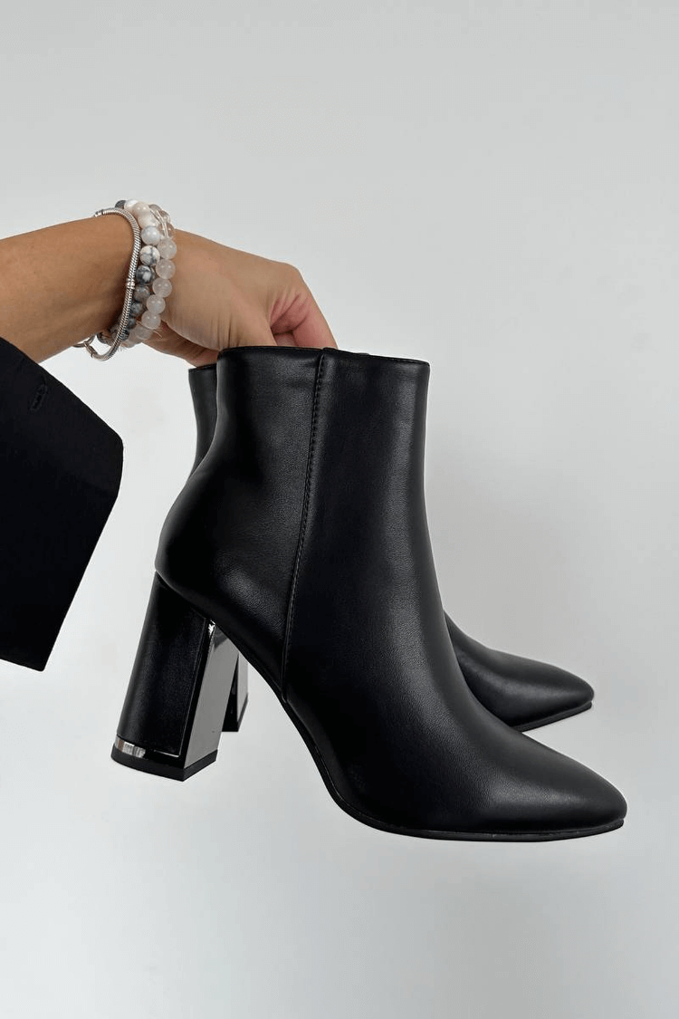 Bottines Élégantes en Similicuir Noir à Petit Talon et Bout Fin.