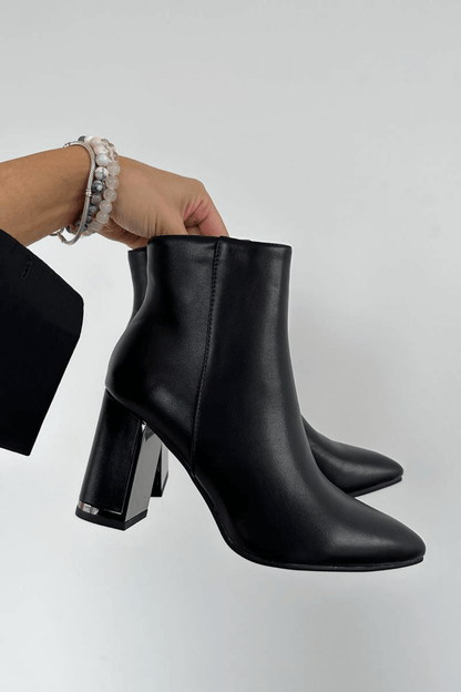 Bottines Élégantes en Similicuir Noir à Petit Talon et Bout Fin.