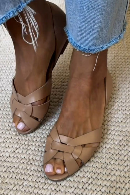 chaussures plates à bout ouvert et talon fermé en simili cuir tressé croisé.